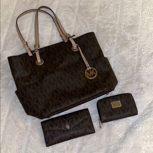 Micheal Kors bag set with 2 wallets 🌼